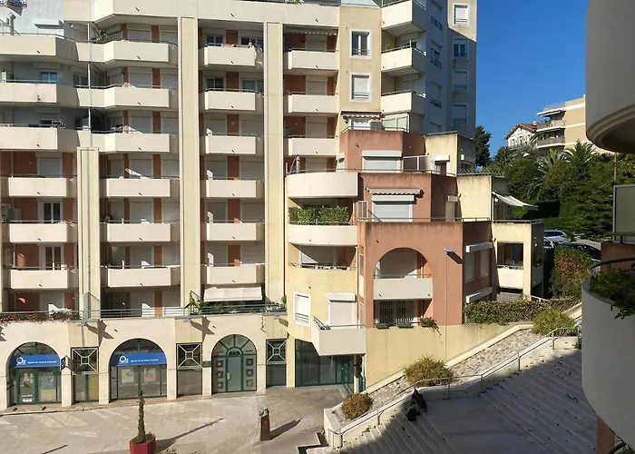 Palais des Arts, Proche Tram et Promenade